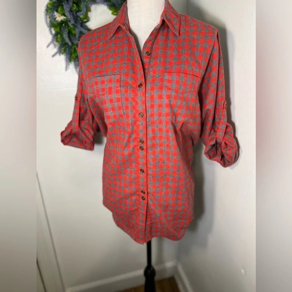 Easel of Los Angeles, S, oversized red and gray check roll tab, 3/4 sleeve‎